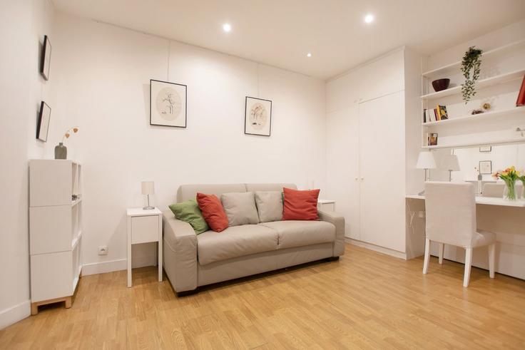 Salle de séjour élégante avec mobilier moderne dans un appartement à Building 42 Rue du Cardinal Lemoine, Paris, France - guestready - 1600825 à 5th arrondissement, Paris Salle de séjour élégante avec mobilier moderne dans un appartement à Building 42 Rue du Cardinal Lemoine, Paris, France - guestready - 1600825 à 5th arrondissement, Paris