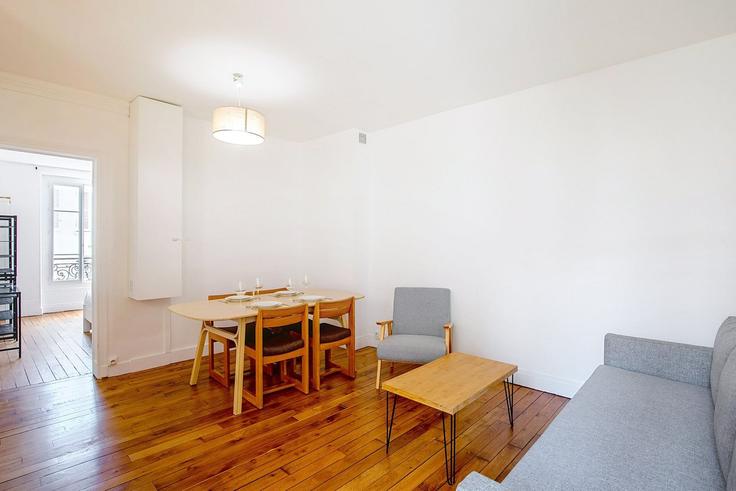 Sala de estar elegantemente projetada com móveis modernos em um apartamento no Building 222 Rue de Vaugirard, Paris, France - guestready - 1593953 em 15th arrondissement, Paris Sala de estar elegantemente projetada com móveis modernos em um apartamento no Building 222 Rue de Vaugirard, Paris, France - guestready - 1593953 em 15th arrondissement, Paris