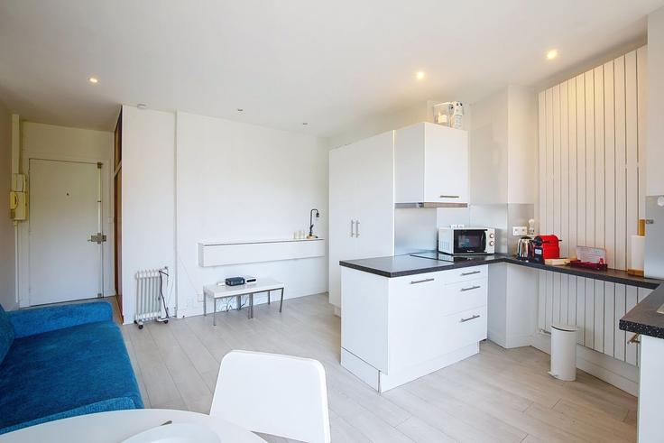 Paris 16th arrondissementのBuilding 3 Rue Talma, 75016 Paris, France - guestready - 1579389のアパートメントにある、モダンな家具を備えたエレガントなデザインのリビングルーム