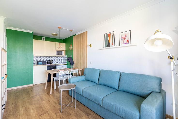 Elegante sala de estar con mobiliario moderno en un apartamento en Building 3 Cours du 7ème art, Paris, France - guestready - 1598711 en 19th arrondissement, Paris