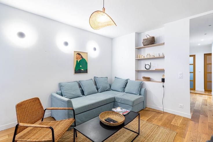 Paris 18th arrondissementのBuilding 18 Rue Vincent Compoint, Paris, France - guestready - 1599120のアパートメントにある、モダンな家具を備えたエレガントなデザインのリビングルーム