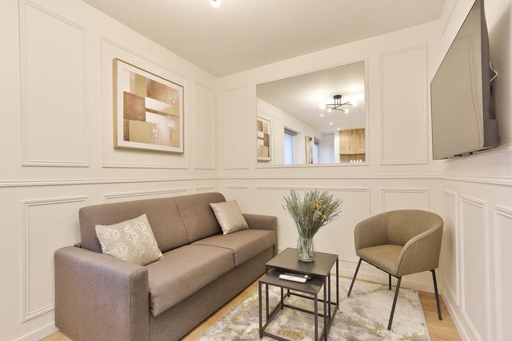 Elegante sala de estar con mobiliario moderno en un apartamento en Building 23 Avenue Stephen Pichon, Paris, France - guestready - 1598886 en 13th arrondissement, Paris