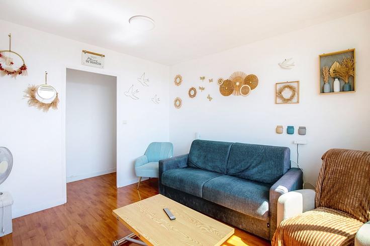 Elegante sala de estar con mobiliario moderno en un apartamento en Building 3 Avenue de Choisy, 75013 Paris, France - guestready - 1603882 en 13th arrondissement, Paris
