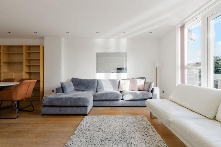 Sala de estar elegantemente projetada com móveis modernos em um apartamento no Building Thomas More Street - guestready - 1535276 em London Borough of Tower Hamlets, London