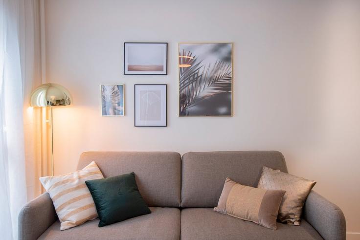 Elegante sala de estar con mobiliario moderno en un apartamento en Building 8b Rue du Hainaut, Paris, France - guestready - 1600198 en 19th arrondissement, Paris