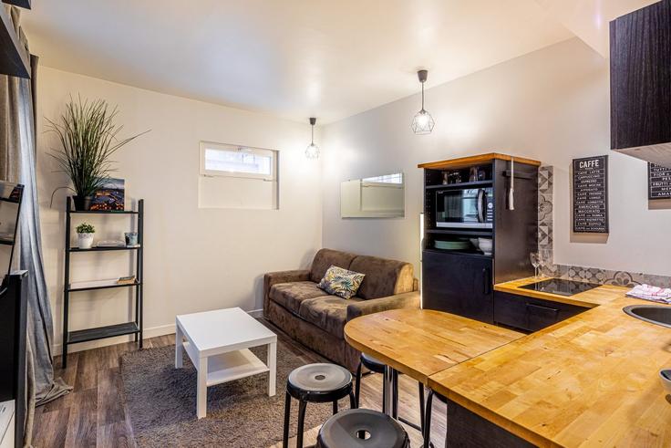 Salle de séjour élégante avec mobilier moderne dans un appartement à Building 5 Passage de la Brie, Paris, France - guestready - 1599044 à 19th arrondissement, Paris