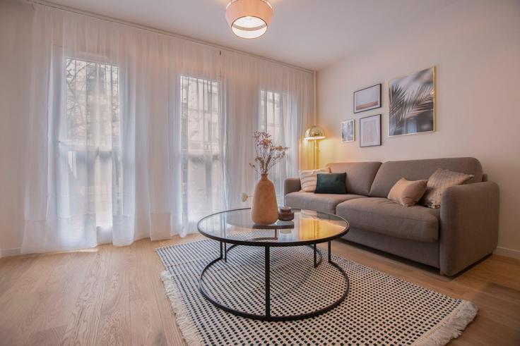 Sala de estar elegantemente projetada com móveis modernos em um apartamento no Building 8b Rue du Hainaut, Paris, France - guestready - 1600198 em 19th arrondissement, Paris Sala de estar elegantemente projetada com móveis modernos em um apartamento no Building 8b Rue du Hainaut, Paris, France - guestready - 1600198 em 19th arrondissement, Paris