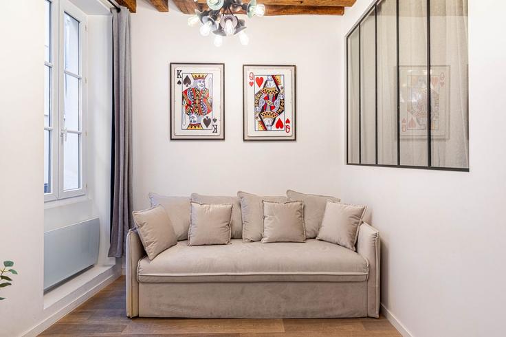 Building 10 Rue de la Grande Truanderie, 75001 Paris - guestready - 1600199 adresindeki bir dairede modern mobilyalarla zarif bir şekilde tasarlanmış oturma odası 1st arrondissement, Paris