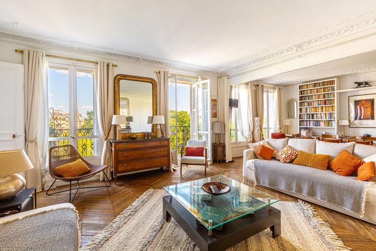 Paris 1st arrondissementのBuilding 7 boulevard de Sebastopol - guestready - 1599392のアパートメントにある、モダンな家具を備えたエレガントなデザインのリビングルーム
