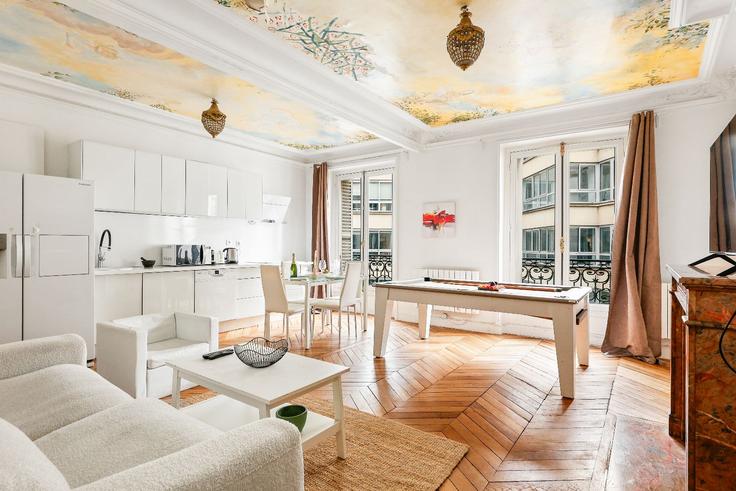 8th arrondissement of Paris, Paris에 위치한 Building 11 B Rue du Colisée, Paris, France - guestready - 1600832 유닛의 세련된 인테리어가 돋보이는 거실