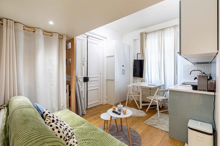 Building 88 Rue Laugier, Paris, France - guestready - 1600081 adresindeki bir dairede modern mobilyalarla zarif bir şekilde tasarlanmış oturma odası 17th arrondissement, Paris Building 88 Rue Laugier, Paris, France - guestready - 1600081 adresindeki bir dairede modern mobilyalarla zarif bir şekilde tasarlanmış oturma odası 17th arrondissement, Paris