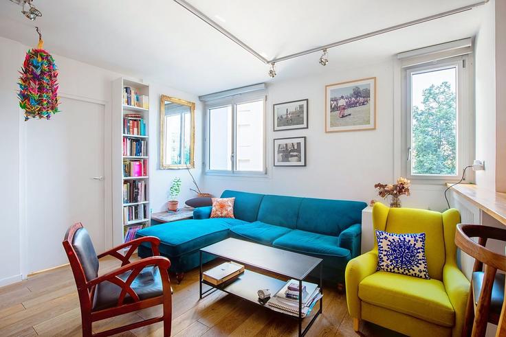 Sala de estar elegantemente projetada com móveis modernos em um apartamento no Building 75 Quai de la Seine, Paris, France - guestready - 1600074 em 19th arrondissement, Paris