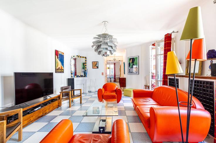 Building 10 Rue Désiré Ruggieri, Paris, France - guestready - 1600801 adresindeki bir dairede modern mobilyalarla zarif bir şekilde tasarlanmış oturma odası 18th arrondissement, Paris