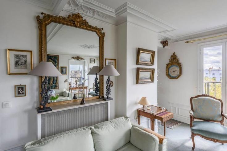 Elegante sala de estar con mobiliario moderno en un apartamento en Building 15 Boulevard du Palais - guestready - 1598987 en 4th arrondissement, Paris