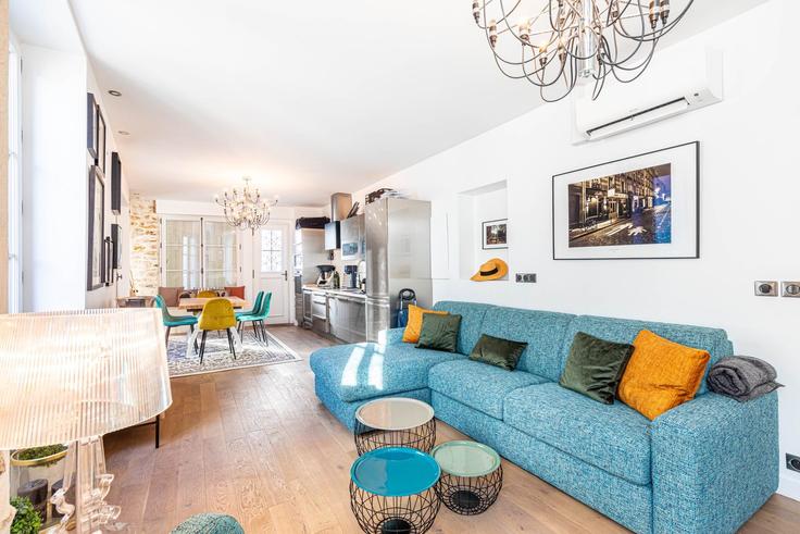 Paris 18th arrondissementのBuilding 27 Rue André Barsacq, Paris, France - guestready - 1598758のアパートメントにある、モダンな家具を備えたエレガントなデザインのリビングルーム Paris 18th arrondissementのBuilding 27 Rue André Barsacq, Paris, France - guestready - 1598758のアパートメントにある、モダンな家具を備えたエレガントなデザインのリビングルーム