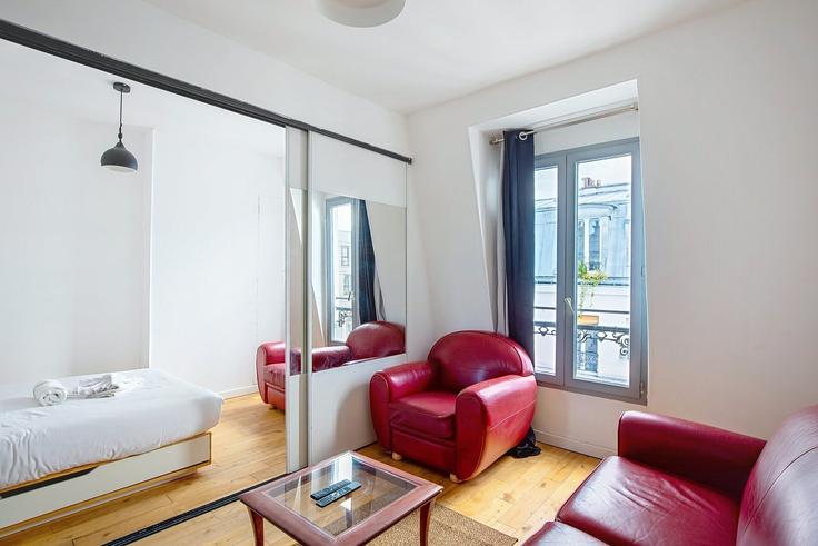 18th arrondissement, Paris에 위치한 Building Rue Ernestine - guestready - 1573508 유닛의 세련된 인테리어가 돋보이는 거실