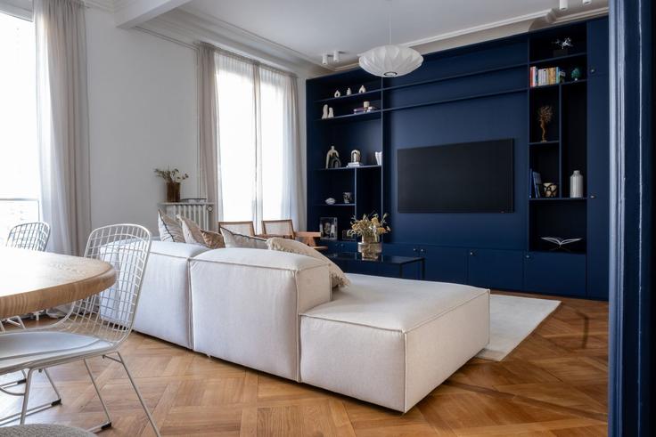Paris 10th arrondissementのBuilding 86 Rue de Maubeuge, Paris, France - guestready - 1598706のアパートメントにある、モダンな家具を備えたエレガントなデザインのリビングルーム