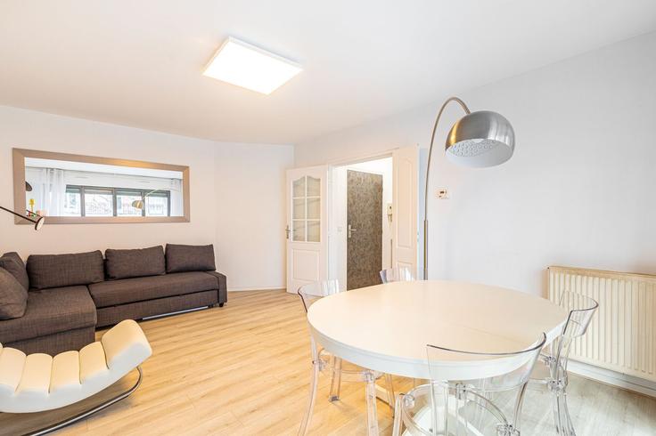 Elegant gestaltetes Wohnzimmer mit moderner Einrichtung in einer Wohnung im Building 53 Avenue de Saint-Ouen, Paris, France - guestready - 1598838 in 17th arrondissement, Paris Elegant gestaltetes Wohnzimmer mit moderner Einrichtung in einer Wohnung im Building 53 Avenue de Saint-Ouen, Paris, France - guestready - 1598838 in 17th arrondissement, Paris