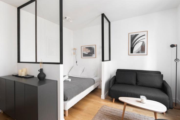 Elegante sala de estar con mobiliario moderno en un apartamento en Building 18 Rue Vincent Compoint, Paris, France - guestready - 1600090 en 18th arrondissement, Paris