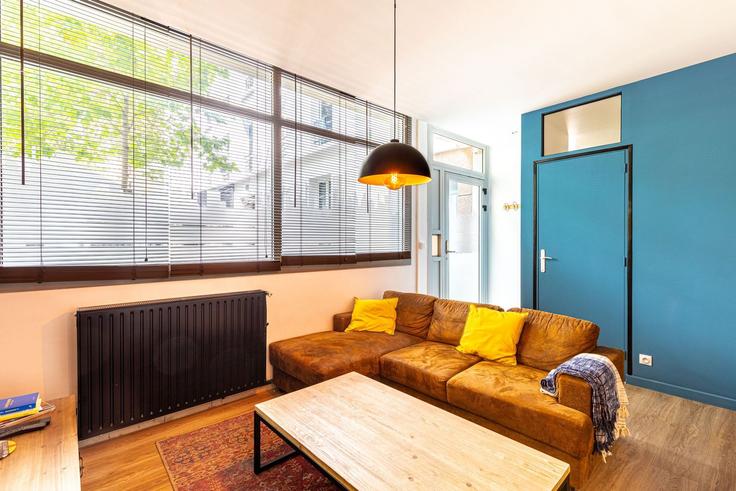 Salle de séjour élégante avec mobilier moderne dans un appartement à Building 51 Rue Saint Charles, Paris, France - guestready - 1598854 à 15th arrondissement, Paris Salle de séjour élégante avec mobilier moderne dans un appartement à Building 51 Rue Saint Charles, Paris, France - guestready - 1598854 à 15th arrondissement, Paris