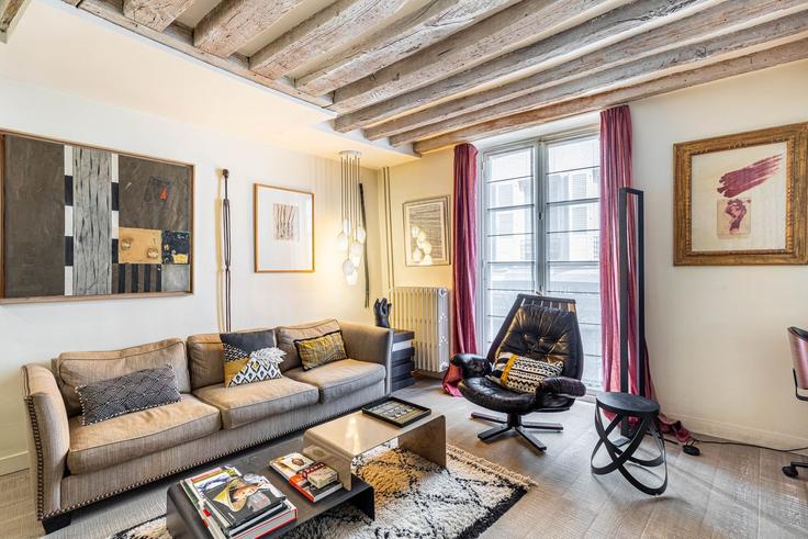Salle de séjour élégante avec mobilier moderne dans un appartement à Building 46 Rue de Seine, Paris, France - guestready - 1599017 à 6th arrondissement, Paris Salle de séjour élégante avec mobilier moderne dans un appartement à Building 46 Rue de Seine, Paris, France - guestready - 1599017 à 6th arrondissement, Paris