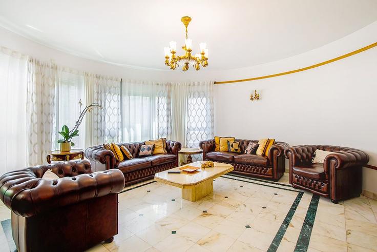 Elegante sala de estar con mobiliario moderno en un apartamento en Building 54 Avenue Raymond Poincaré, 75116 Paris, France - guestready - 1600766 en 16th arrondissement, Paris Elegante sala de estar con mobiliario moderno en un apartamento en Building 54 Avenue Raymond Poincaré, 75116 Paris, France - guestready - 1600766 en 16th arrondissement, Paris