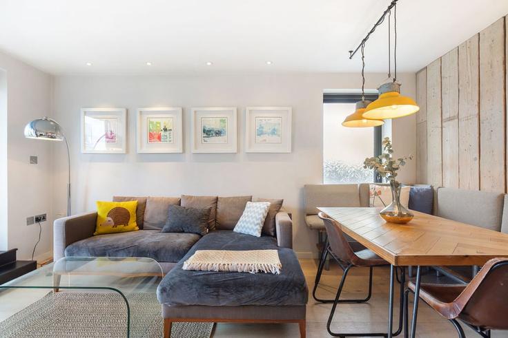 Salle de séjour élégante avec mobilier moderne dans un appartement à Building Newport Avenue - guestready - 1535406 à London Borough of Tower Hamlets, London