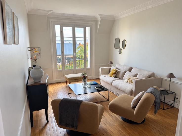 Salle de séjour élégante avec mobilier moderne dans un appartement à Building 4 Villa Eugène Manuel, Paris, France - guestready - 1598929 à 16th arrondissement, Paris