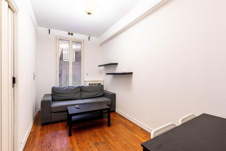 Elegante sala de estar con mobiliario moderno en un apartamento en Building Rue Firmin Gillot - guestready - 1374613 en 15th arrondissement, Paris