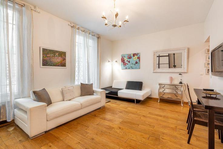 Building Rue Mornay - guestready - 1240789 adresindeki bir dairede modern mobilyalarla zarif bir şekilde tasarlanmış oturma odası 4th arrondissement, Paris