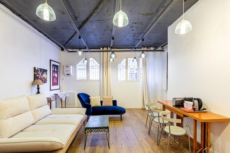 Building Rue Agar - guestready - 1521416 adresindeki bir dairede modern mobilyalarla zarif bir şekilde tasarlanmış oturma odası 16th arrondissement, Paris