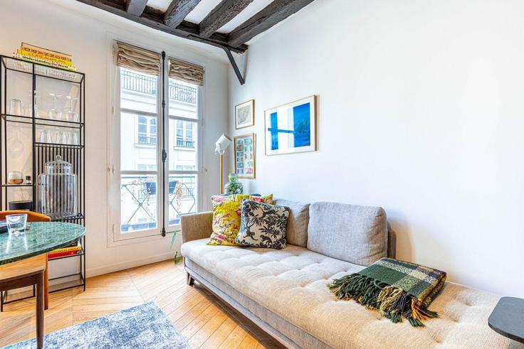 Sala de estar elegantemente projetada com móveis modernos em um apartamento no Building Rue Saint-Martin - guestready - 1366427 em 3rd arrondissement, Paris Sala de estar elegantemente projetada com móveis modernos em um apartamento no Building Rue Saint-Martin - guestready - 1366427 em 3rd arrondissement, Paris