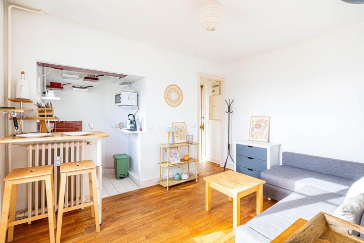 Sala de estar elegantemente projetada com móveis modernos em um apartamento no Building Rue Basly - guestready - 1335462 em Gennevilliers, Gennevilliers