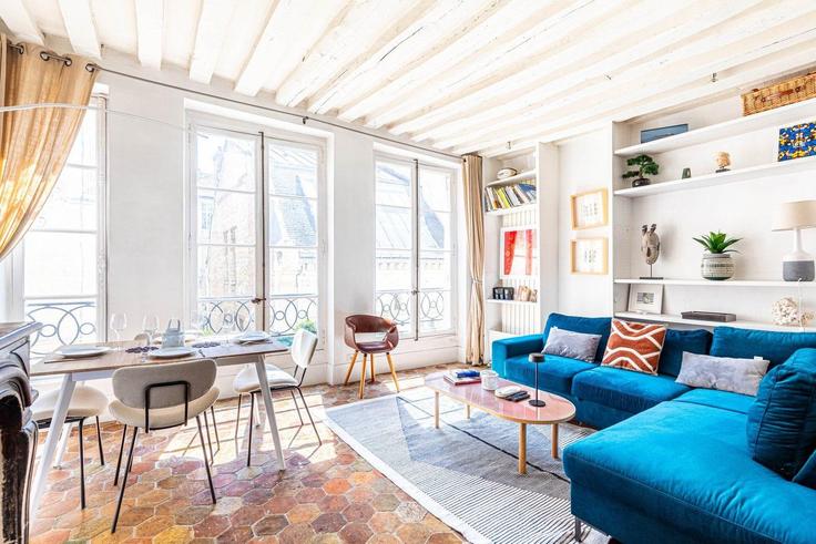 Paris 4th arrondissementのBuilding Rue Saint-Louis en l'Île - guestready - 1303674 - PARのアパートメントにある、モダンな家具を備えたエレガントなデザインのリビングルーム