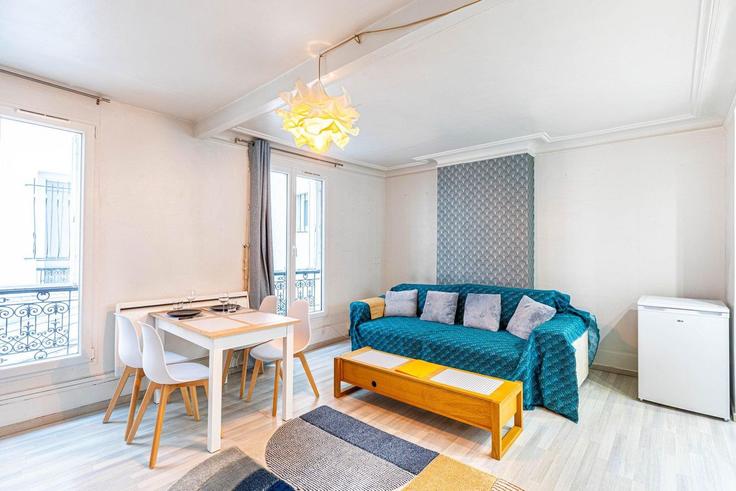 Elegant gestaltetes Wohnzimmer mit moderner Einrichtung in einer Wohnung im Building Boulevard Voltaire - guestready - 1327986 in 11th arrondissement, Paris Elegant gestaltetes Wohnzimmer mit moderner Einrichtung in einer Wohnung im Building Boulevard Voltaire - guestready - 1327986 in 11th arrondissement, Paris