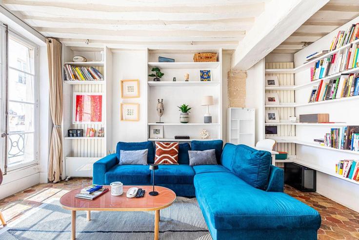 Salle de séjour élégante avec mobilier moderne dans un appartement à Building Rue Saint-Louis en l'Île - guestready - 1303674 - PAR à 4th arrondissement, Paris