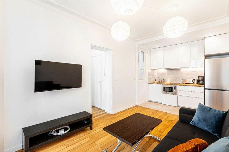 Sala de estar elegantemente projetada com móveis modernos em um apartamento no Building Boulevard Saint-Marcel - guestready - 1252771 - PAR em 13th arrondissement, Paris