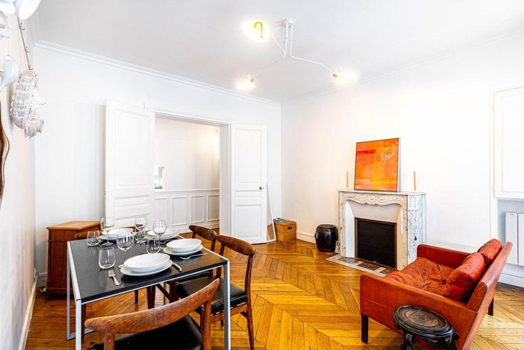 Elegant gestaltetes Wohnzimmer mit moderner Einrichtung in einer Wohnung im Building Rue des Ursulines - guestready - 1327987 in 5th arrondissement, Paris