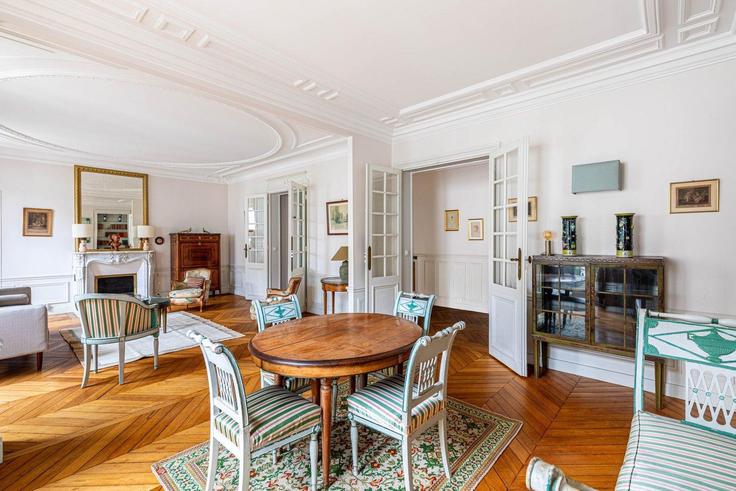 Building Rue Faustin Hélie - guestready - 1460733 adresindeki bir dairede modern mobilyalarla zarif bir şekilde tasarlanmış oturma odası 16th arrondissement, Paris Building Rue Faustin Hélie - guestready - 1460733 adresindeki bir dairede modern mobilyalarla zarif bir şekilde tasarlanmış oturma odası 16th arrondissement, Paris