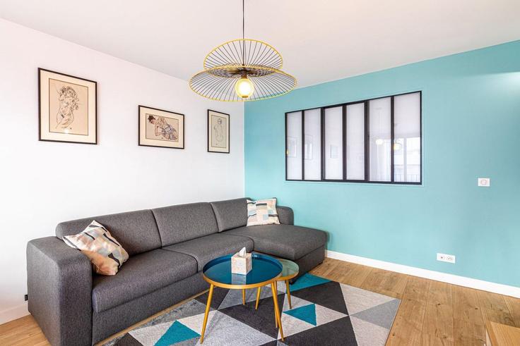 Paris 15th arrondissementのBuilding Rue Plumet - guestready - 1240253 - PARのアパートメントにある、モダンな家具を備えたエレガントなデザインのリビングルーム Paris 15th arrondissementのBuilding Rue Plumet - guestready - 1240253 - PARのアパートメントにある、モダンな家具を備えたエレガントなデザインのリビングルーム
