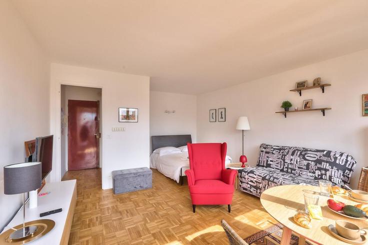 Paris 19th arrondissementのBuilding Avenue de Flandre - guestready - 1512893のアパートメントにある、モダンな家具を備えたエレガントなデザインのリビングルーム
