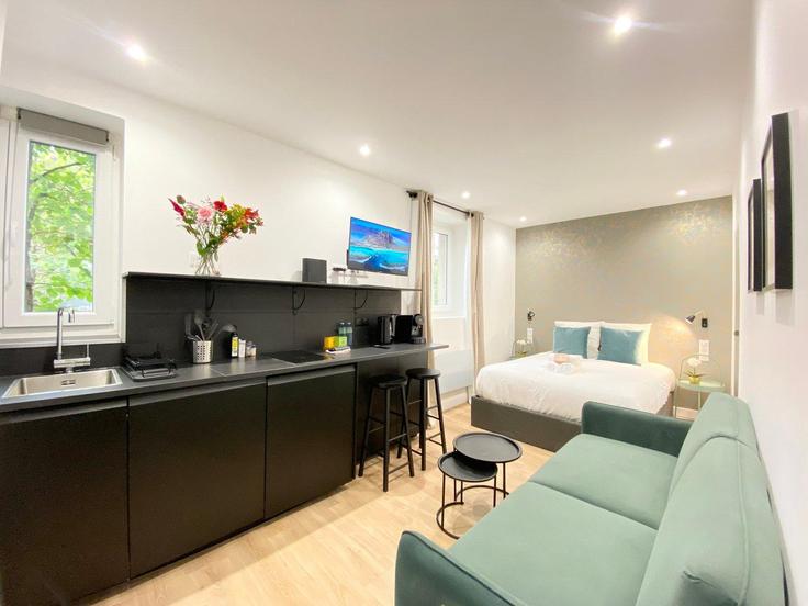 Sala de estar elegantemente projetada com móveis modernos em um apartamento no Building Avenue Stephen Pichon - guestready - 1252700 - PAR em 13th arrondissement, Paris