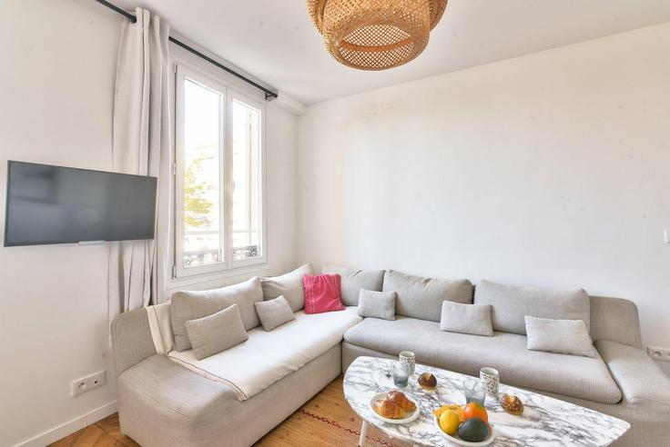 Salle de séjour élégante avec mobilier moderne dans un appartement à Building Rue Pierre Fontaine - guestready - 1511651 à 9th arrondissement, Paris