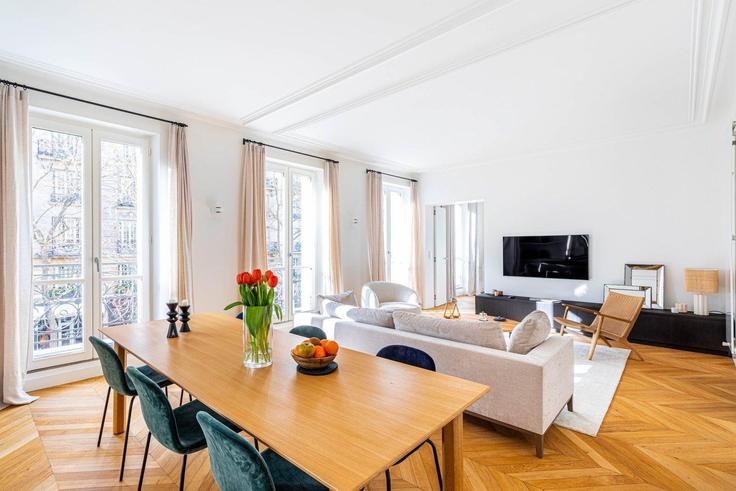 Salle de séjour élégante avec mobilier moderne dans un appartement à Building Avenue de la Bourdonnais - guestready - 1240718 - PAR à 7th arrondissement, Paris Salle de séjour élégante avec mobilier moderne dans un appartement à Building Avenue de la Bourdonnais - guestready - 1240718 - PAR à 7th arrondissement, Paris