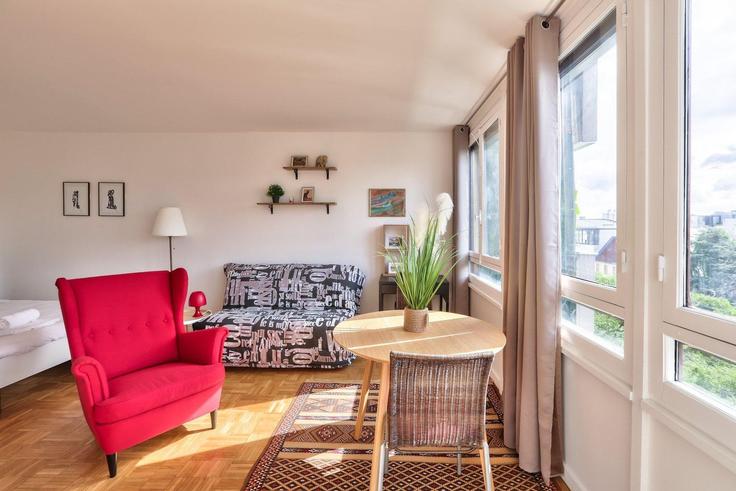 Salle de séjour élégante avec mobilier moderne dans un appartement à Building Avenue de Flandre - guestready - 1512893 à 19th arrondissement, Paris