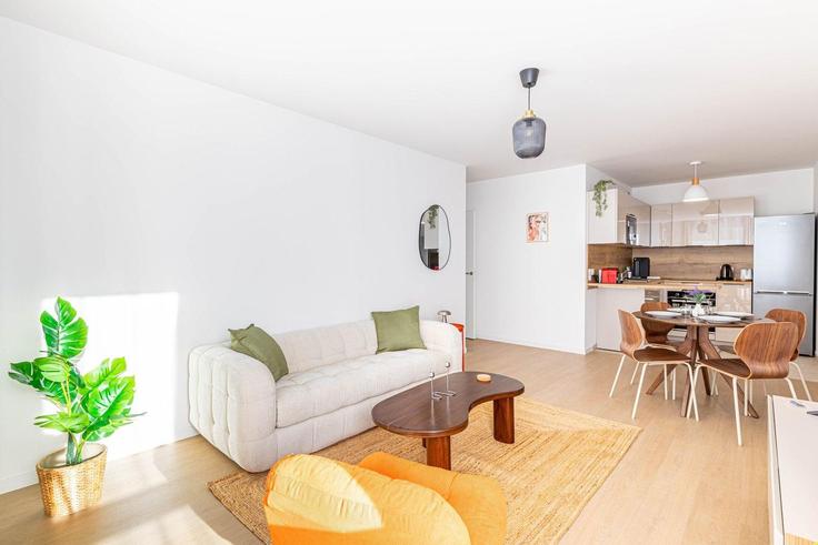 Building Rue Colette - guestready - 1340505 adresindeki bir dairede modern mobilyalarla zarif bir şekilde tasarlanmış oturma odası Aubervilliers, Aubervilliers