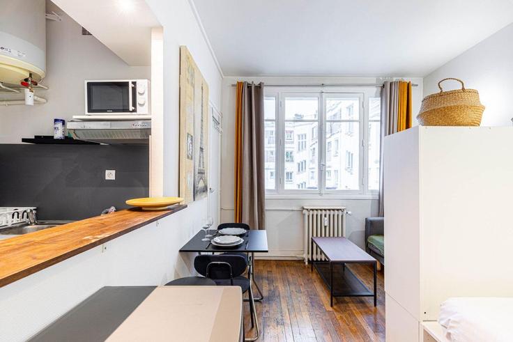 Building Rue Robert Lindet - guestready - 1379498 adresindeki bir dairede modern mobilyalarla zarif bir şekilde tasarlanmış oturma odası 15th arrondissement, Paris