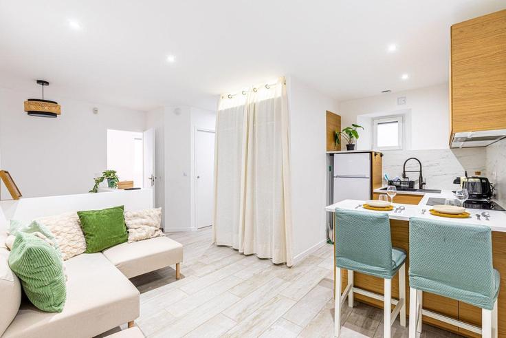 Building Rue Volant - guestready - 1495738 adresindeki bir dairede modern mobilyalarla zarif bir şekilde tasarlanmış oturma odası Nanterre, Nanterre