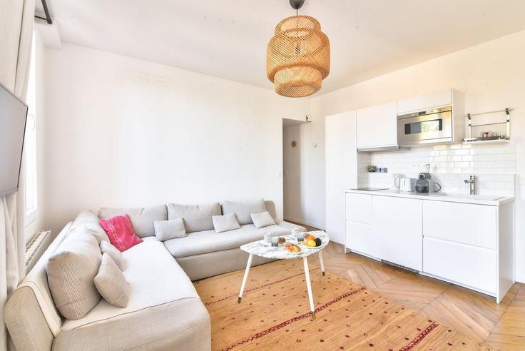 Elegant gestaltetes Wohnzimmer mit moderner Einrichtung in einer Wohnung im Building Rue Pierre Fontaine - guestready - 1240894 - PAR in 9th arrondissement, Paris Elegant gestaltetes Wohnzimmer mit moderner Einrichtung in einer Wohnung im Building Rue Pierre Fontaine - guestready - 1240894 - PAR in 9th arrondissement, Paris