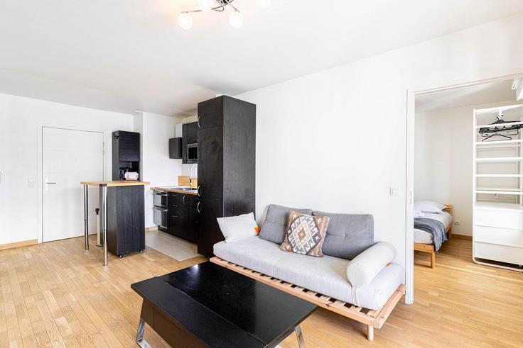 Building Chemin de Bretagne - guestready - 1303660 - PAR adresindeki bir dairede modern mobilyalarla zarif bir şekilde tasarlanmış oturma odası Issy-les-Moulineaux, Issy-les-Moulineaux